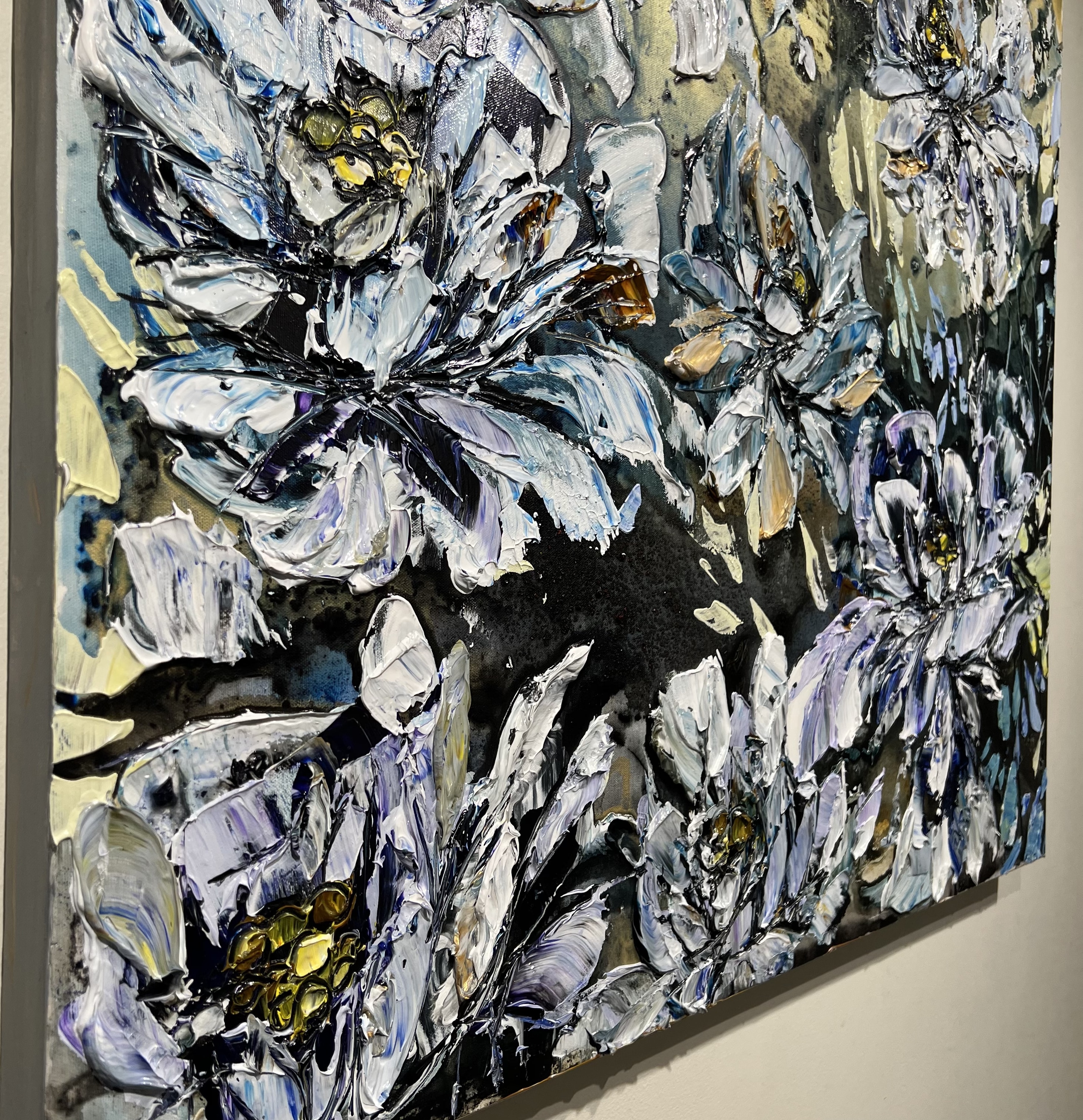 Maya Eventov Floral White Spectrum 36x36 Detail1