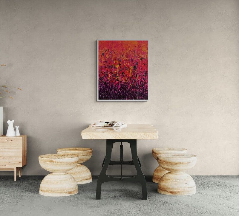 Aro Je me sens inspirée painting displayed on a greige plaster wall with blond wood and black steel furniture