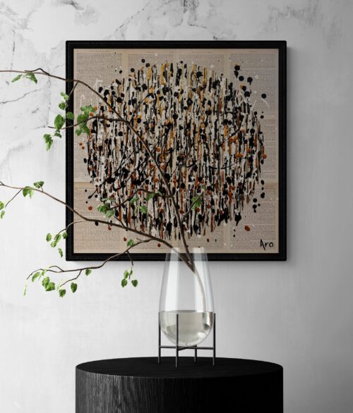 Aro Le pouvoir des mots painting displayed on a pale plaster wall beside a black pedestal