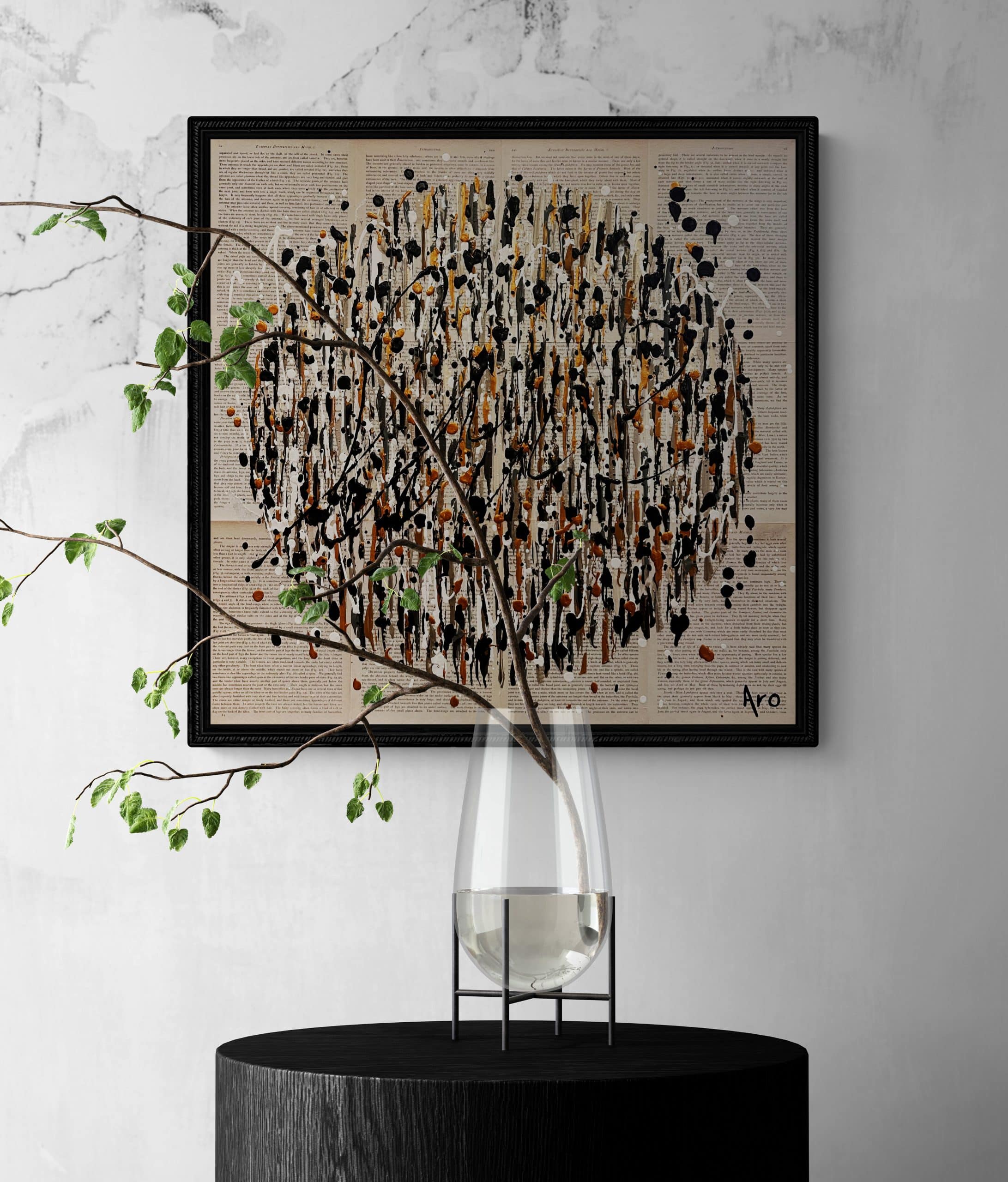 Aro Le pouvoir des mots painting displayed on a pale plaster wall beside a black pedestal