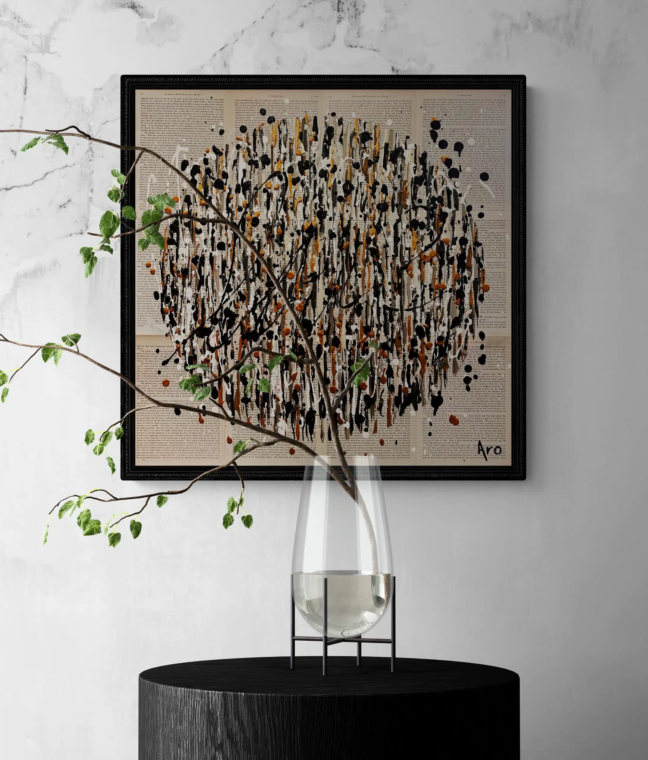 Aro Le pouvoir des mots painting displayed on a pale plaster wall beside a black pedestal